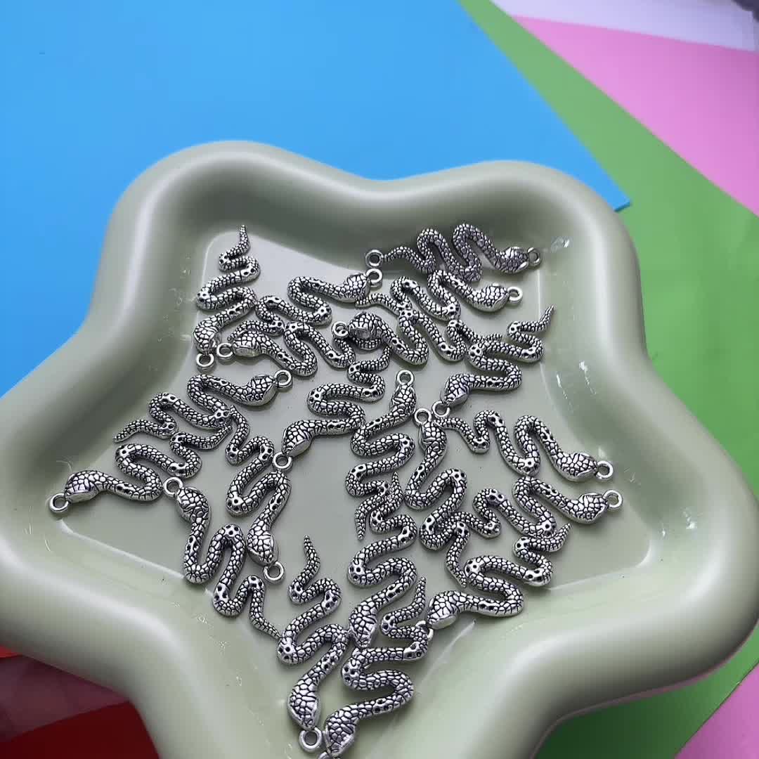 7pcs Distressed Embossed Serpentine Small Pendant Set